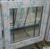 Plastové okno 90x90 bílé , stavební hloubka 70mm, sklo U=1,0 Včetně kompletního kování a podkladové lišty. Osobní odběr v Okenním centru v Jihlavě, ulice Tylova (pod Úřadem práce)      Po-Pá  9-15 hod
nebo objednejte na stavimednes cz. Cenu najdete na stavimednes cz
Nečekejte na výrobu 2 měsíce a kupte si plastová okna ve standardních rozměrech. Okna máme skladem ihned k odběru. Ráno okno zakoupíte a odpoledne již máte hotovo. Okna koupíte v naší prodejně v Jihlavě nebo také zasíláme zásilkovou službou po celé ČR. Skladem máme okna celobílá nebo venkovní barva zlatý dub. Pokud nebudeme mít aktuálně váš požadovaný rozměr skladem, tak vám jej dodáme z výrobní linky. To se týká i nestandardních oken i dveří na míru. 
Dodáváme okna ve více než 30 odstínech.