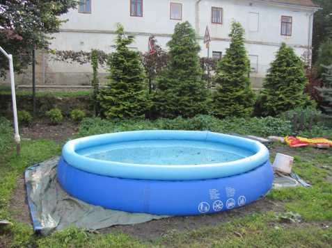 Nadzemní bazén s nafukovacím prsten