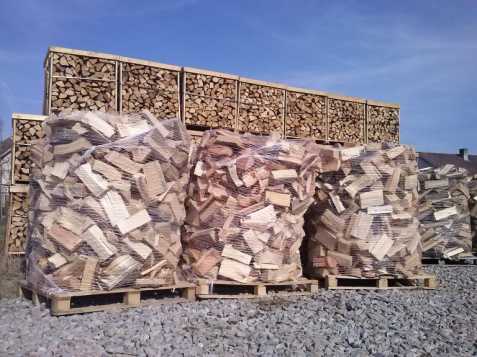 Dřevo na topení skladem